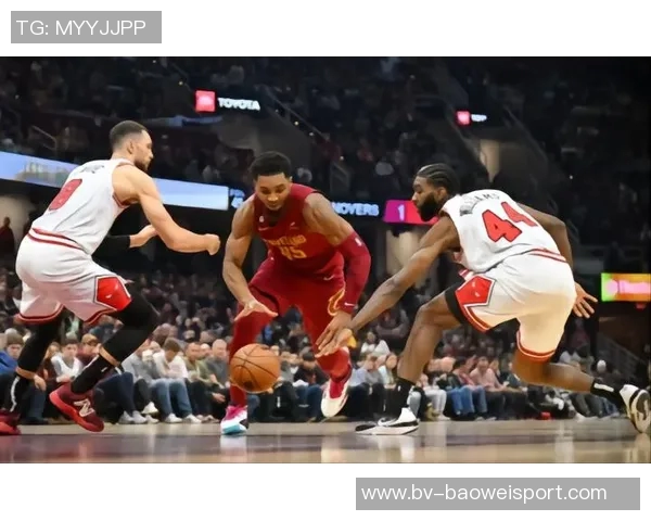 老队友重聚骑士公牛赛前米切尔阿伦与奥科罗亲切交流回忆往昔